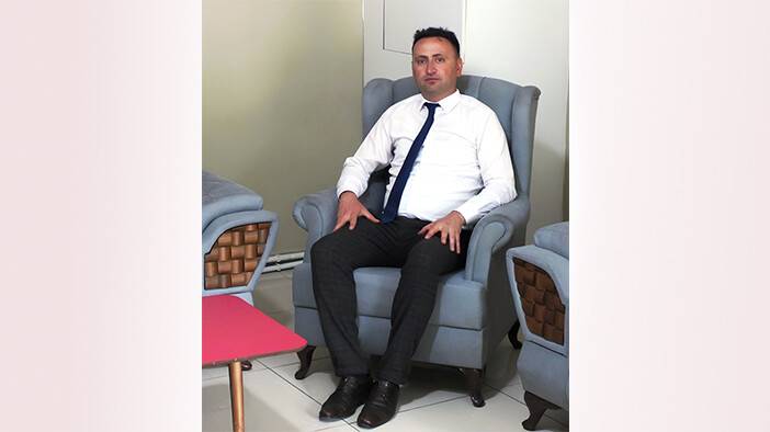 Yunaklı muhabir muhtarlığa soyundu