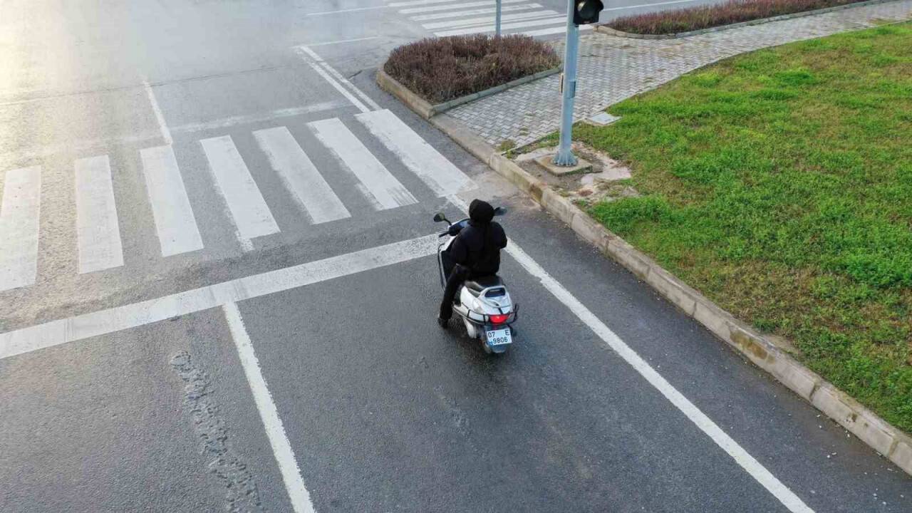 Trafikte cep telefonu kullanan sürücüler yandı