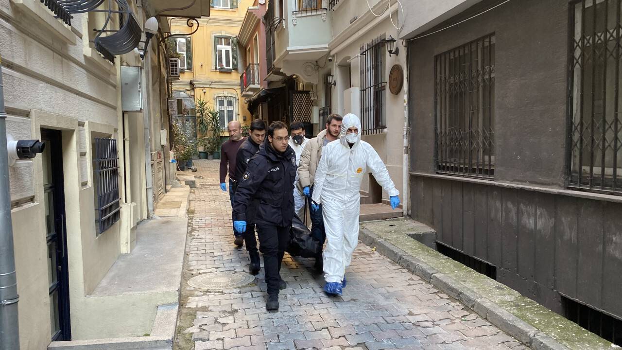 Galata’da şüpheli ölüm: Norveçli turist ölü bulundu, Yunan turist hastanede