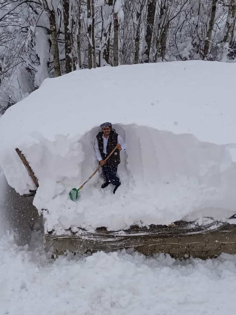 Yoğun kar yağışı nedeniyle birçok bölgede köy yolları ulaşıma kapandı