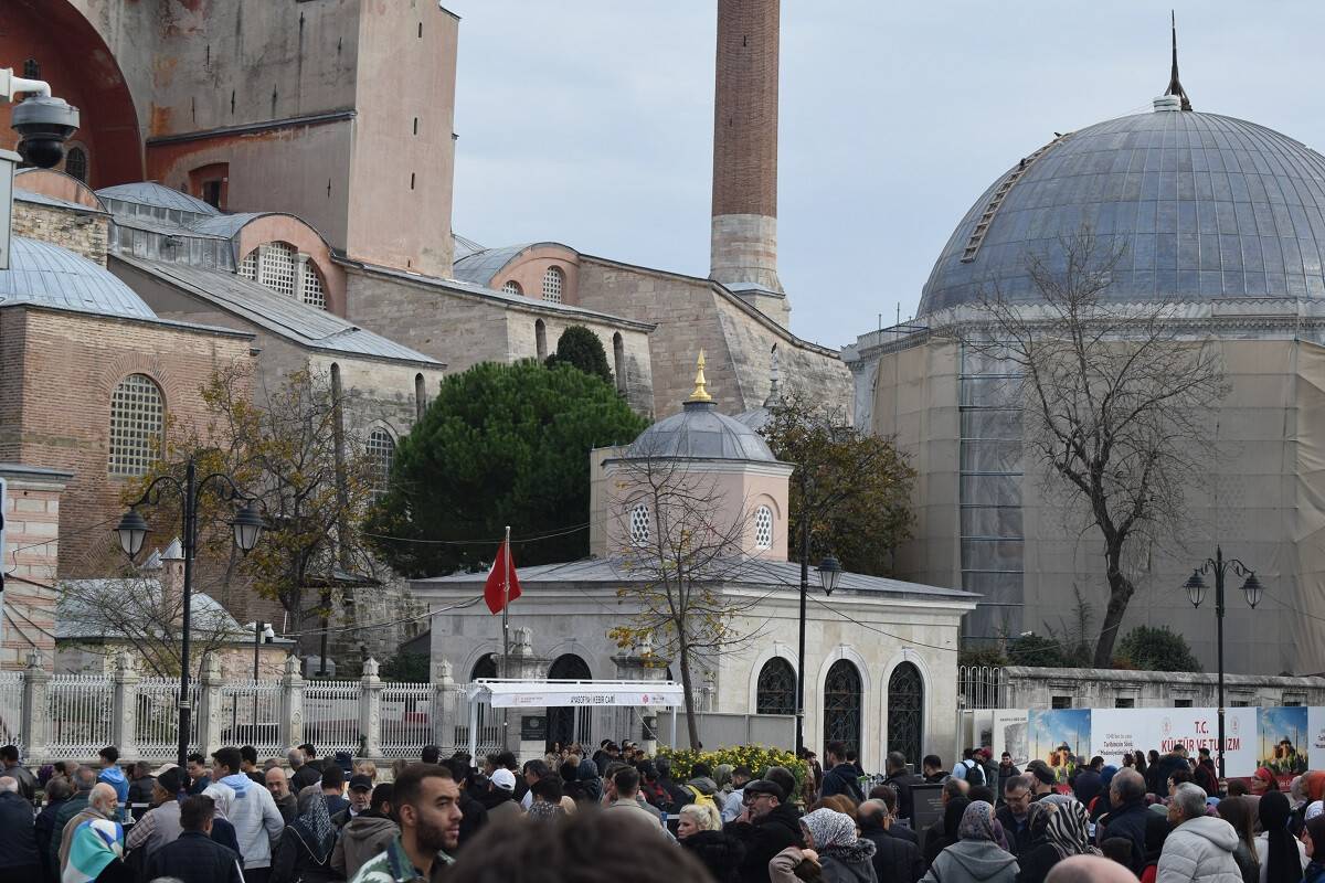 Ayasofya'da ziyaretçilere ücret uygulaması başladı