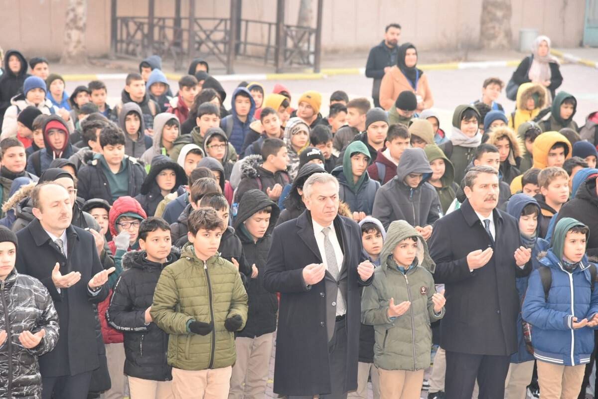 Konya'da okullarda şehitler için saygı duruşu yapıldı