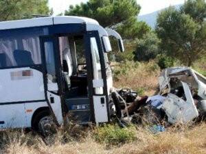 Servis Minibüsü İle Otomobil Çarpıştı: 3 Ölü, 11 Yaralı