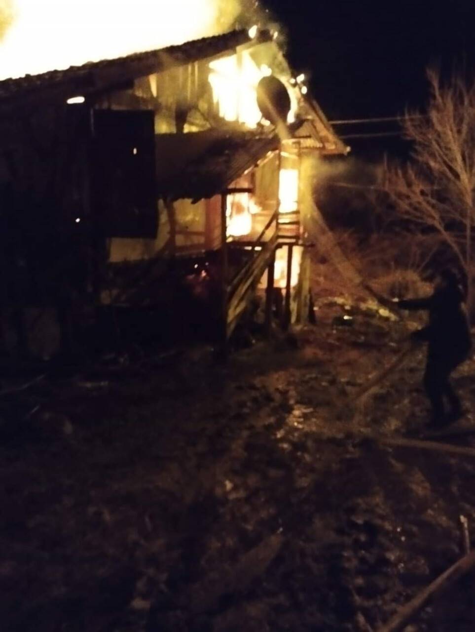 Ahşap ev çıkan yangında küle döndü