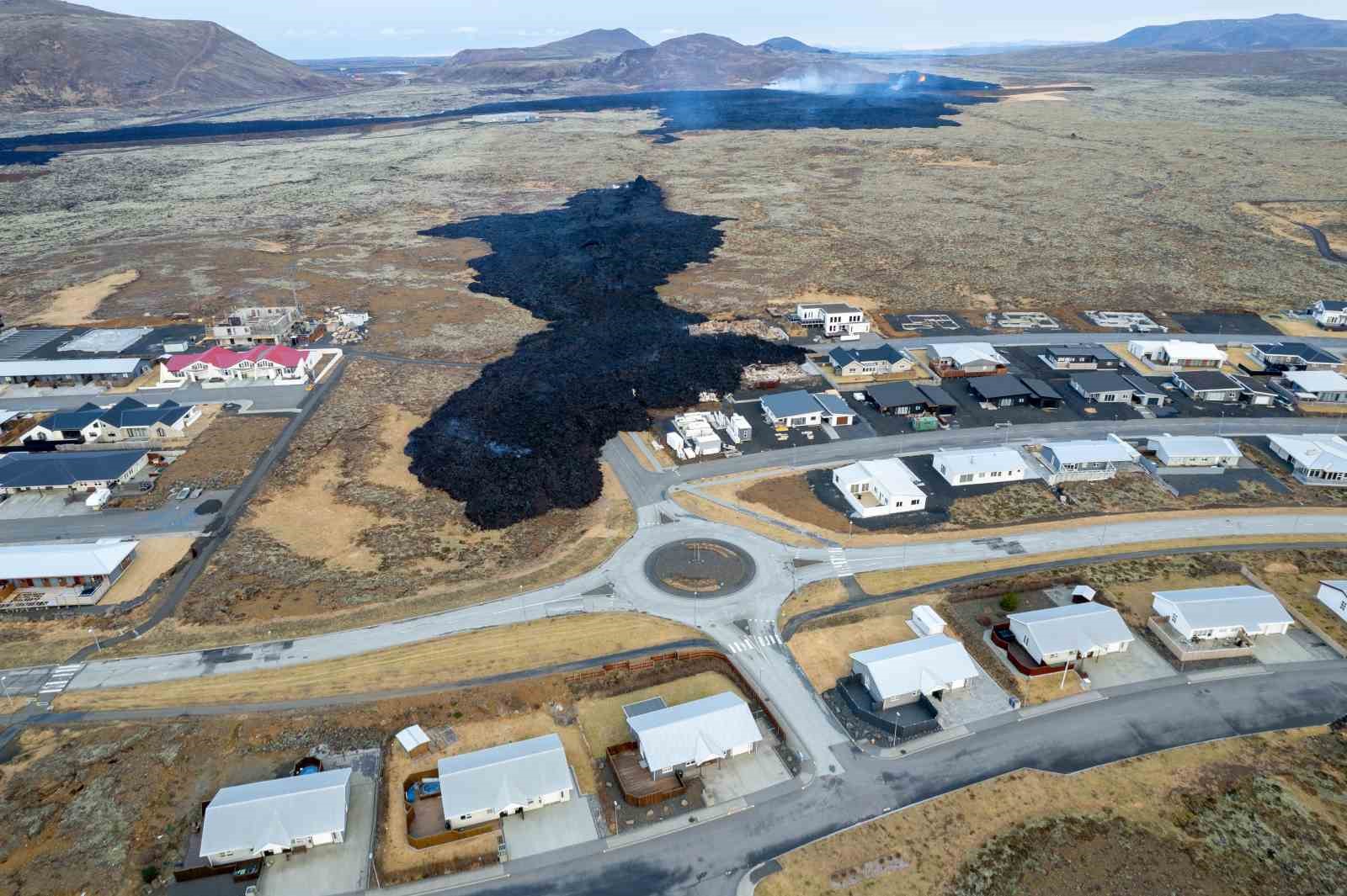 İzlanda’da kasabaya ulaşan lavlar havadan görüntülendi