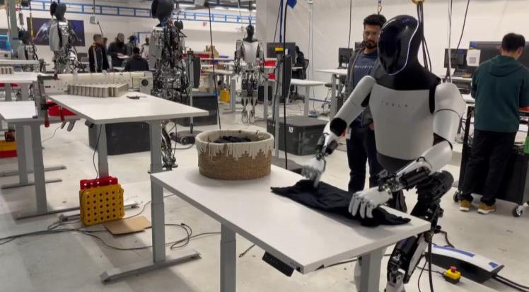 Elon Musk'ın insansı robotu tişört katladı