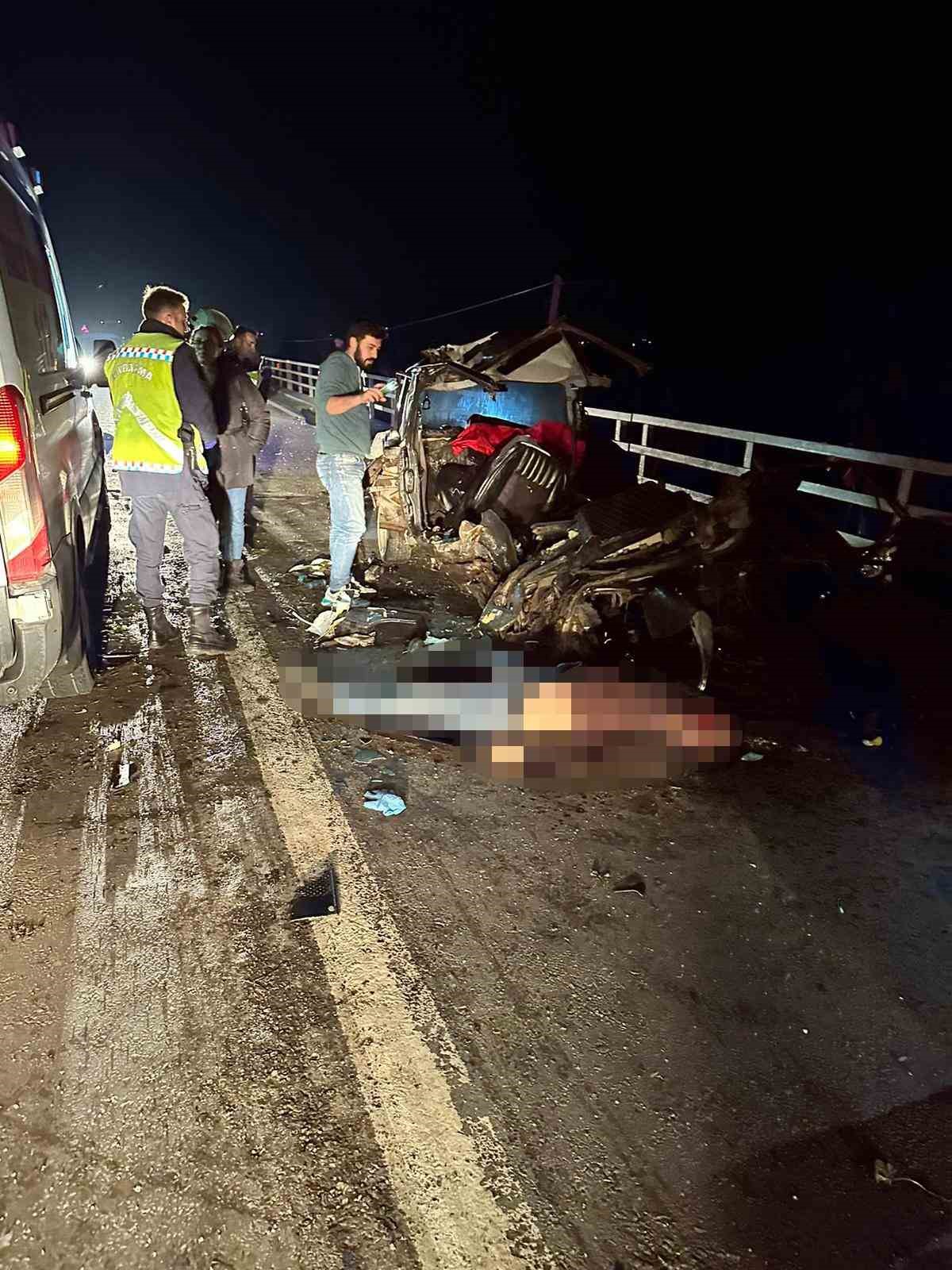 İzmir'de feci kaza: 2 genç hayatını kaybetti 3 kişi ağır yaralandı