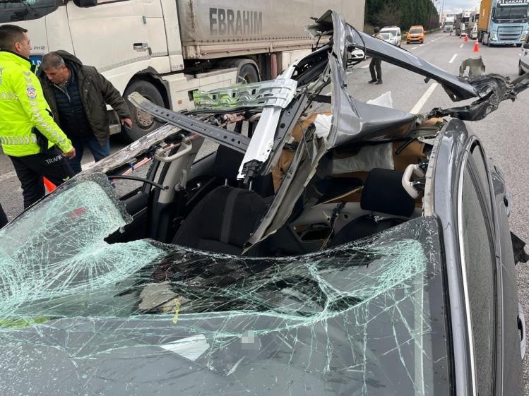 TEM'de feci kaza: Tıra çarpan otomobilin tavanı koptu