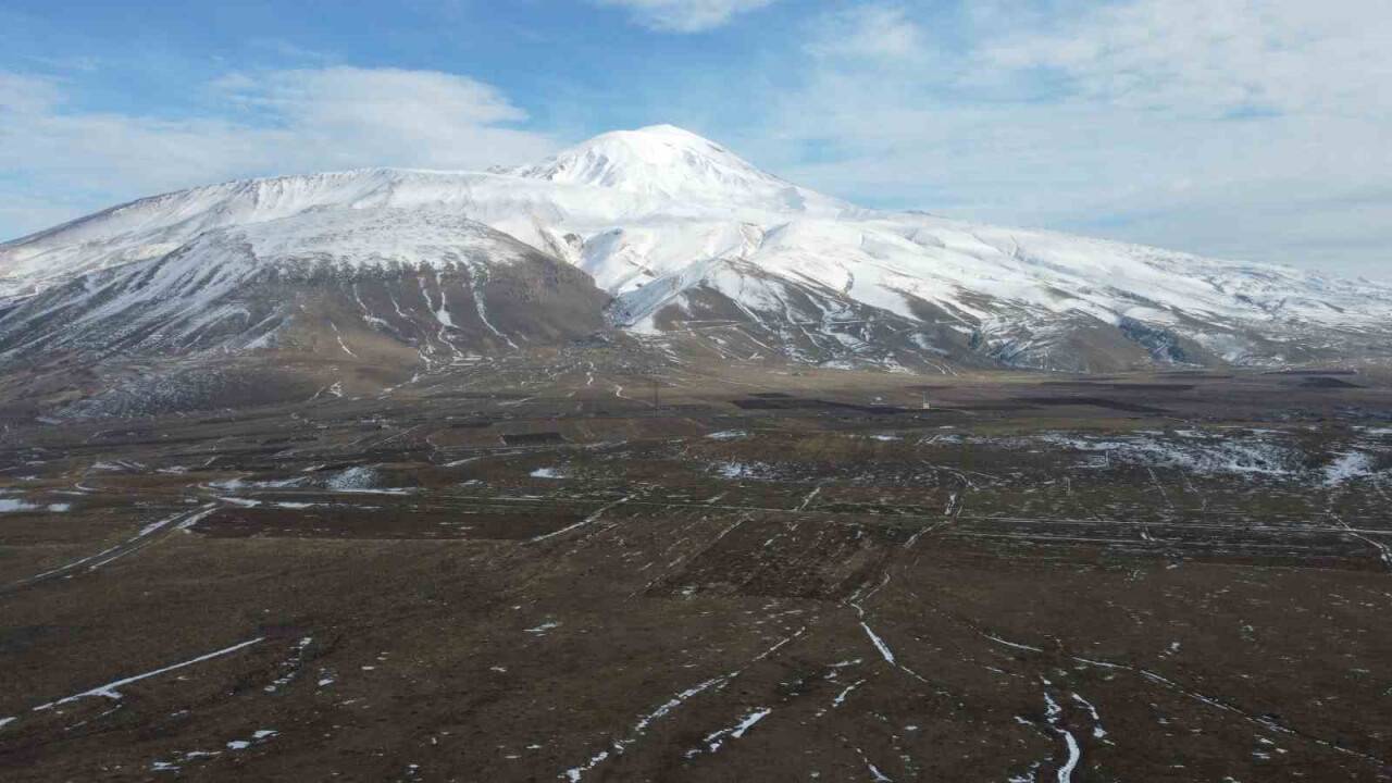 Kış ayı ama Ağrı Dağı eteklerine kar yağmadı