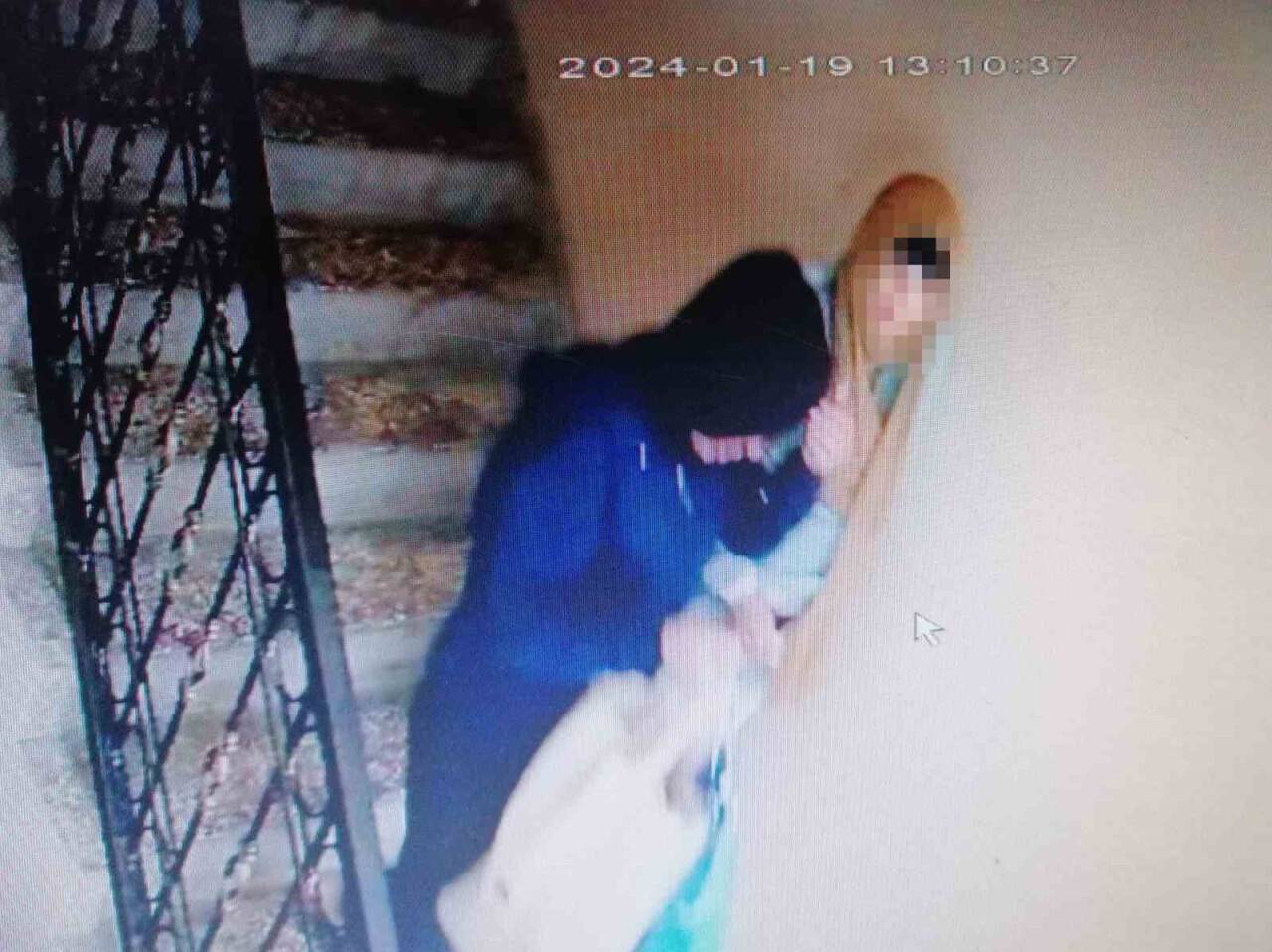 Altın ve para çalıp kayıplara karıştılar