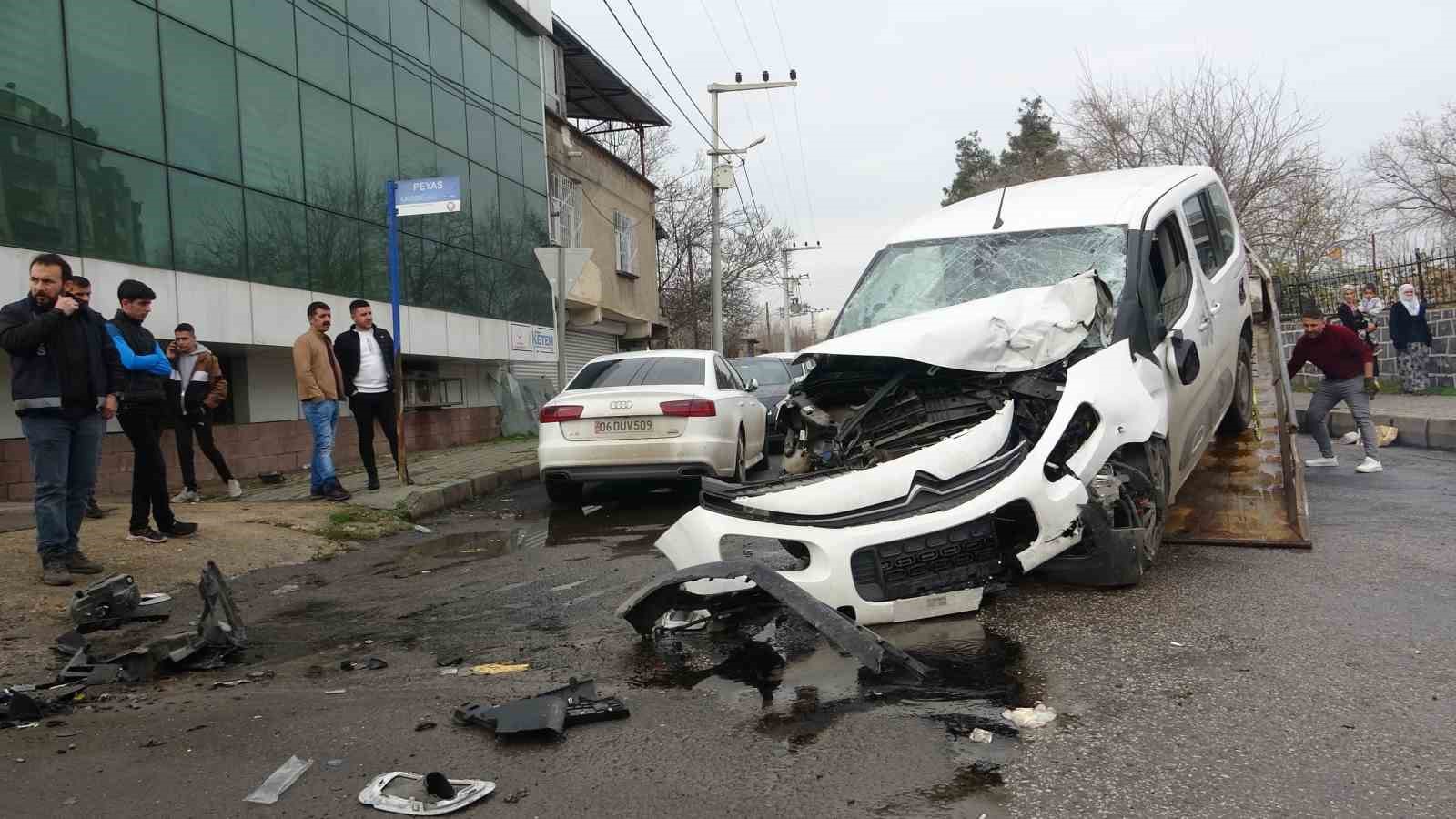 Diyarbakır’da feci kaza: 1 ölü, 3 ağır yaralı
