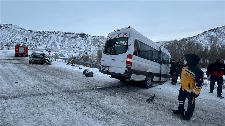 Sivas'ta yolcu minibüsü ile otomobil çarpıştı: 16 yaralı