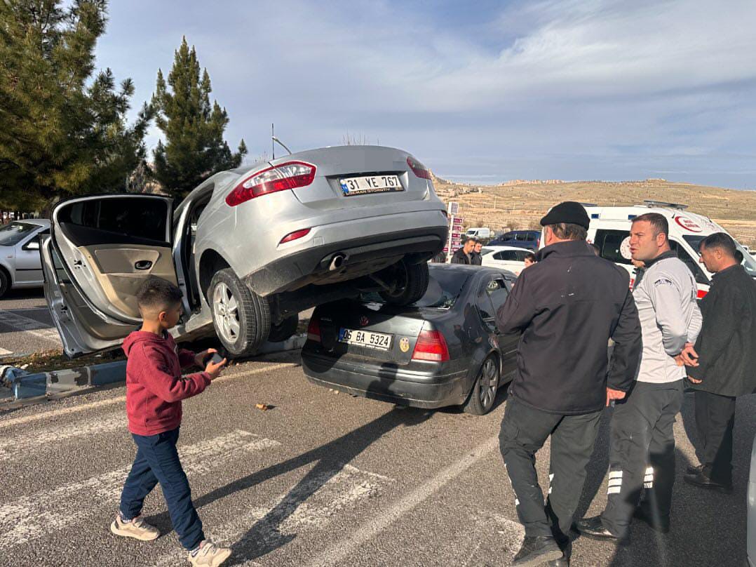 Mardin’de kazaya karışan otomobil çarptığı otomobilin üstüne çıktı