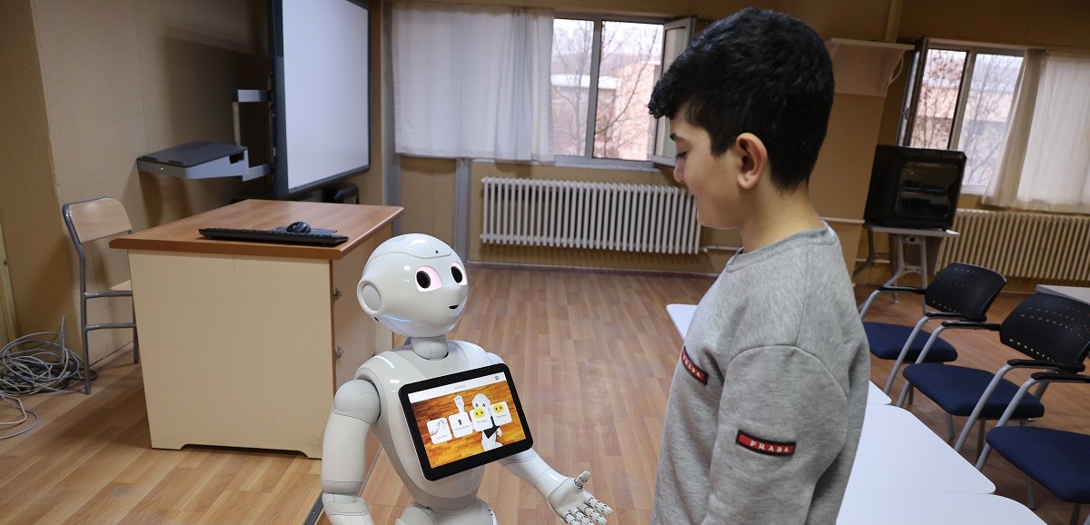 Otizmli çocuklar için yeni eğitim yöntemi: İnsansı robot Pepper