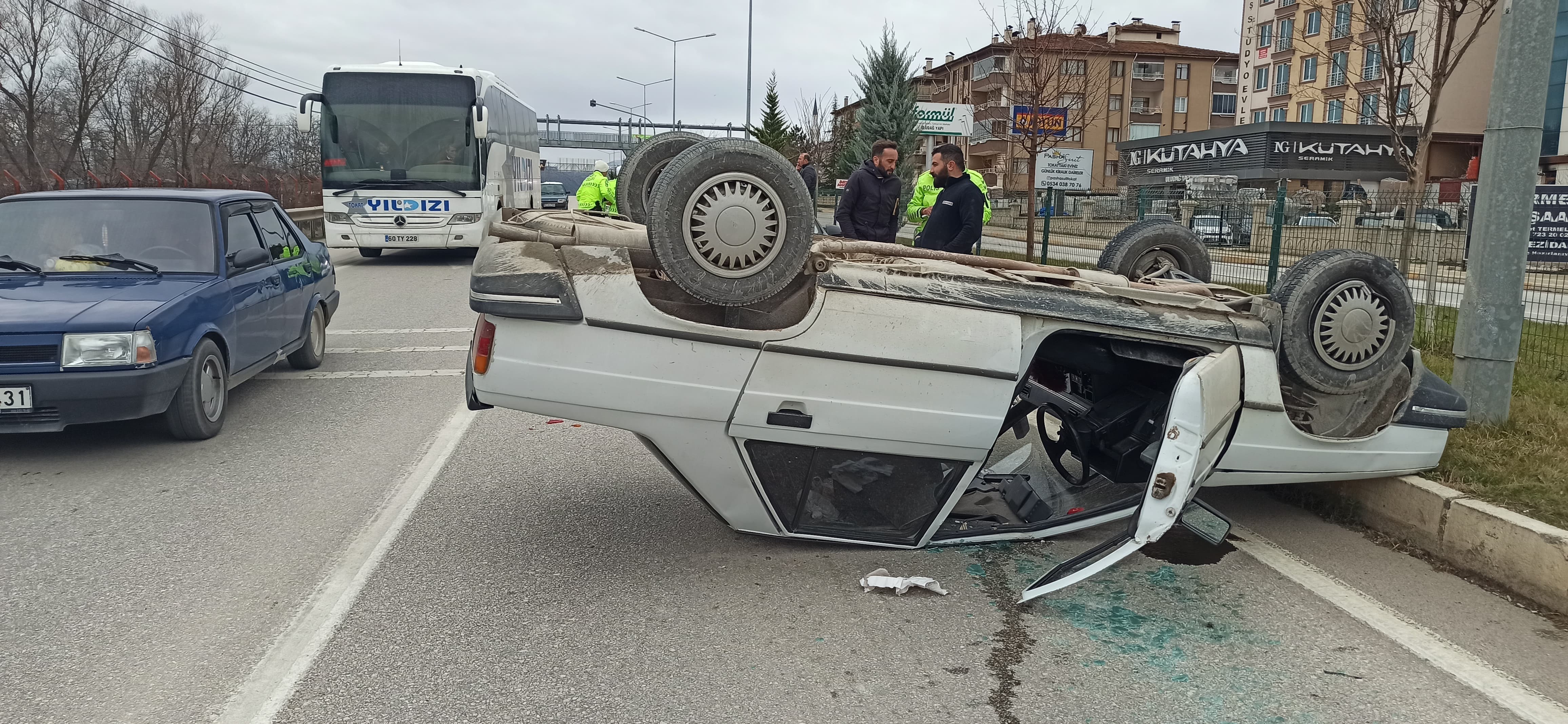 Tokat'ta takla atan otomobil vatandaşların elleriyle kurtarıldı