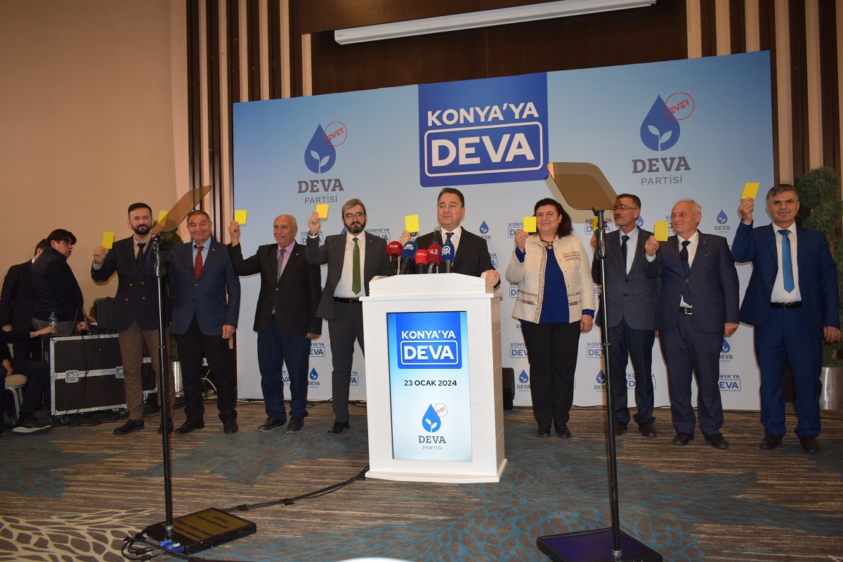DEVA Partisi Genel Başkanı Ali Babacan Konya'da sarı kart gösterdi