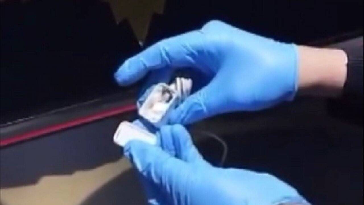 Uyuşturucuyu şarj aletine saklamışlar!