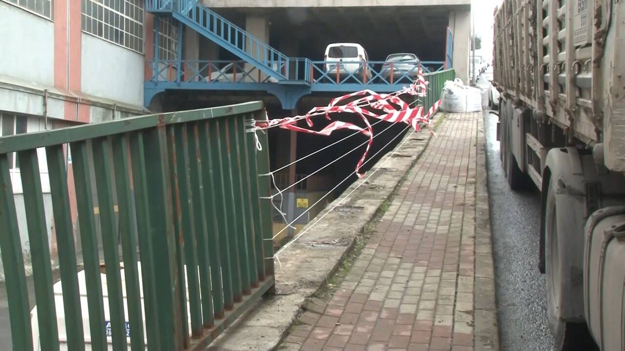 Başakşehir'de tırın iş yeri bahçesine uçtuğu anlar kamerada