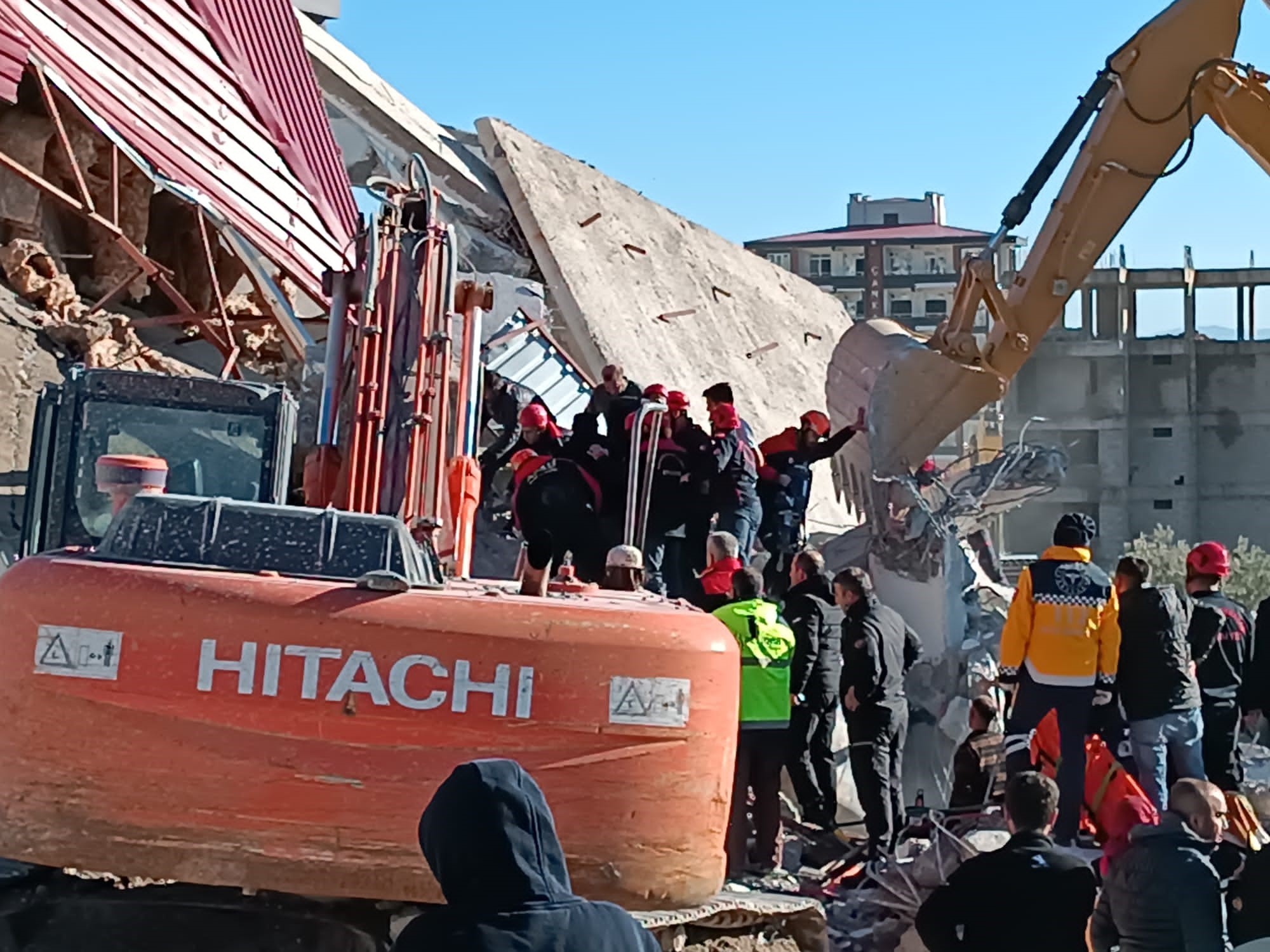 Kahramanmaraş'ta yıkım faciası: Operatör enkaz altında kaldı
