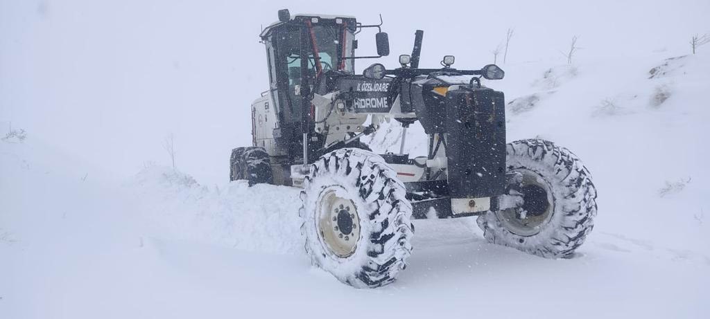 Kar yağışı hayatı felç etti: 400 köy yolu ulaşıma kapandı