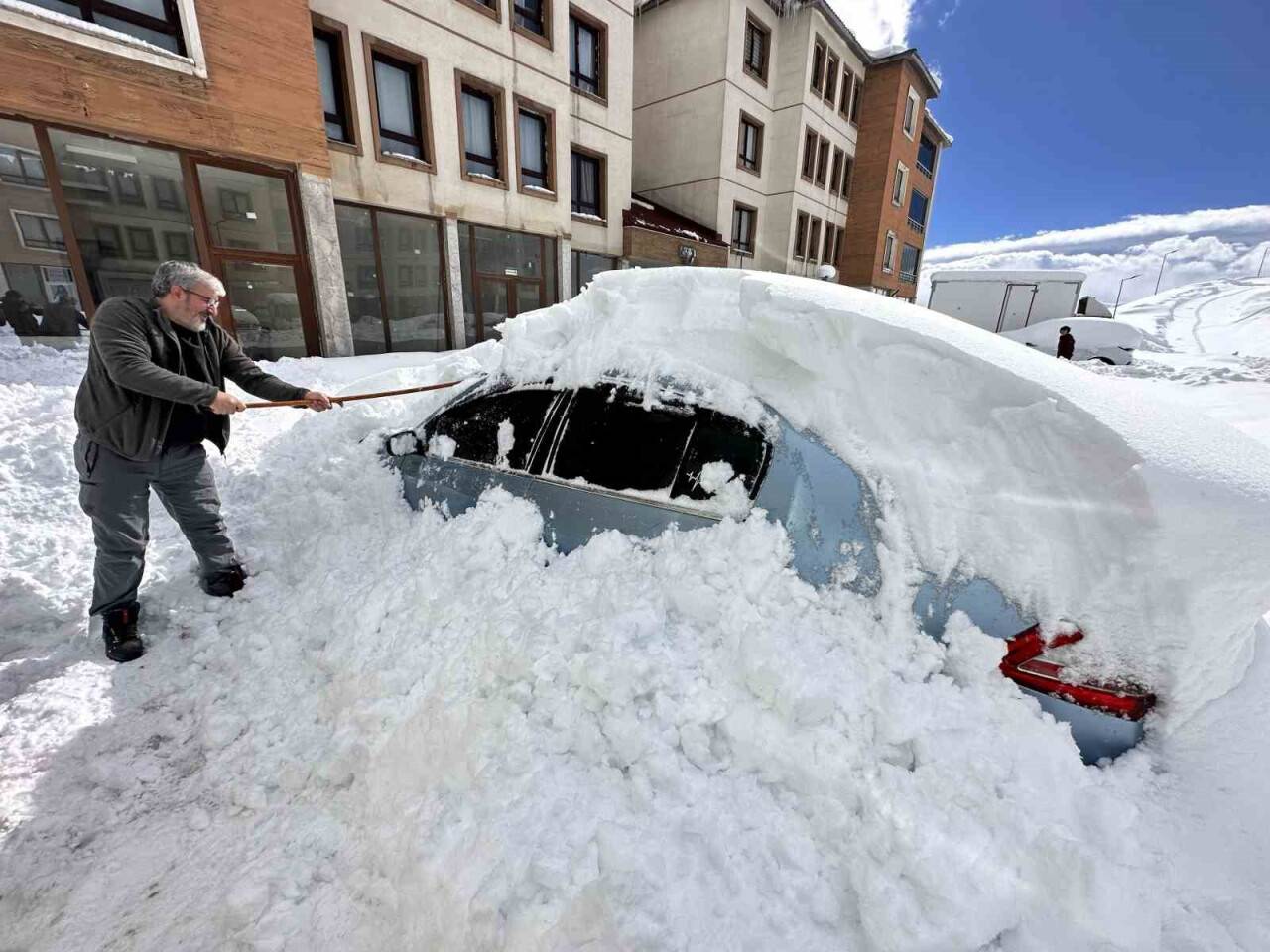 Yüksekova kara gömüldü