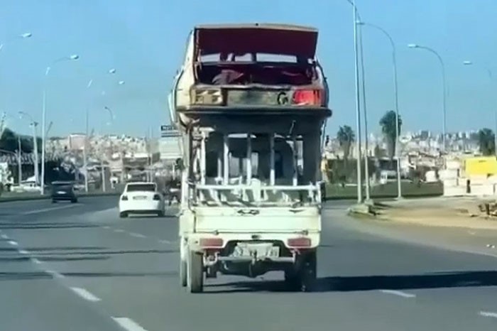 Şanlıurfa’da şaşırtan görüntü: Kamyonet üzerinde araba taşıdılar
