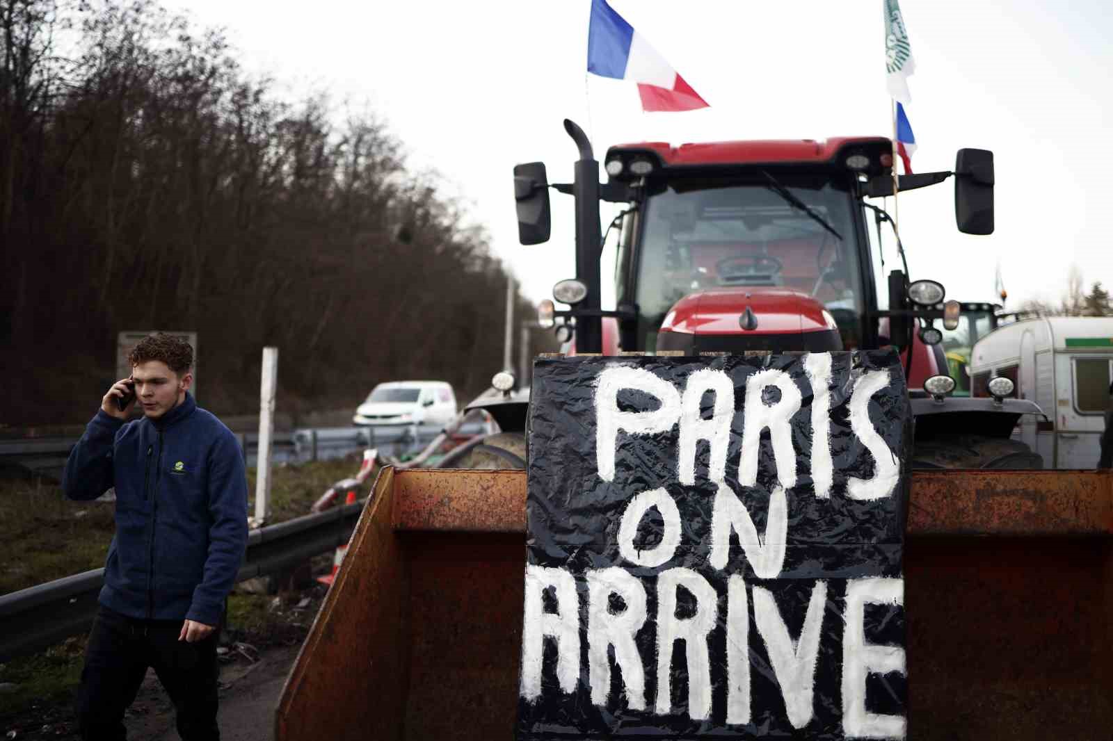 Fransa’da çiftçiler Paris’i abluka altına aldı