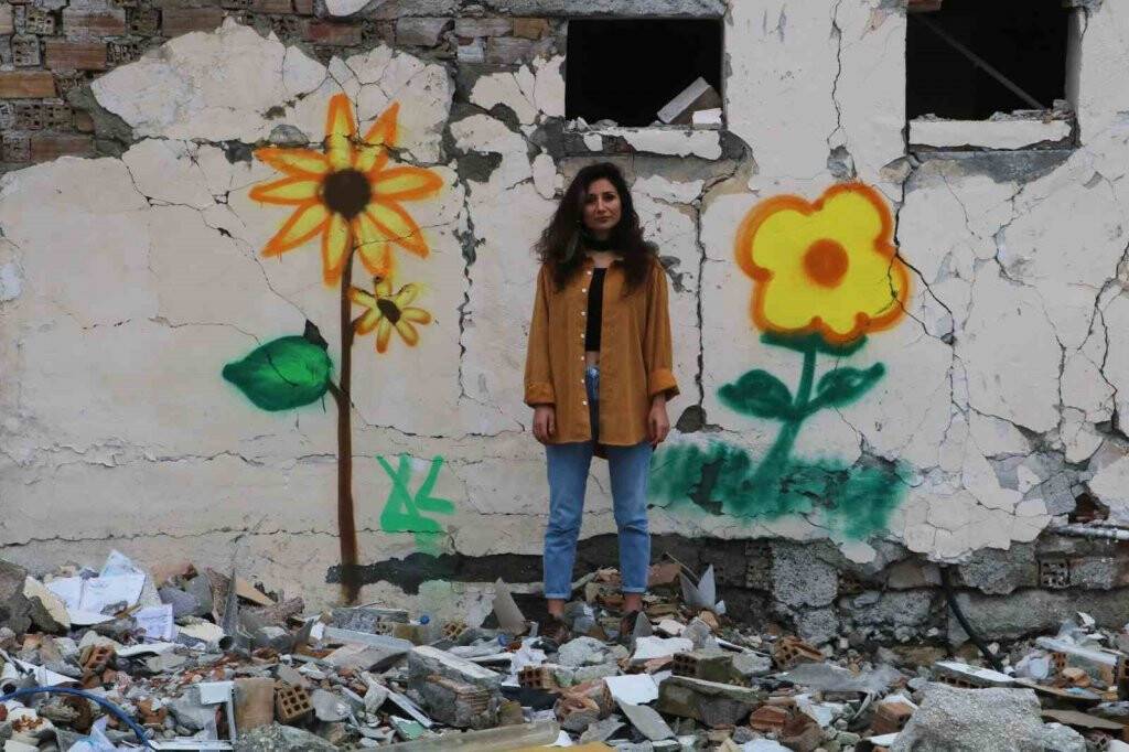 Enkaz kenti kadın eliyle renklendi