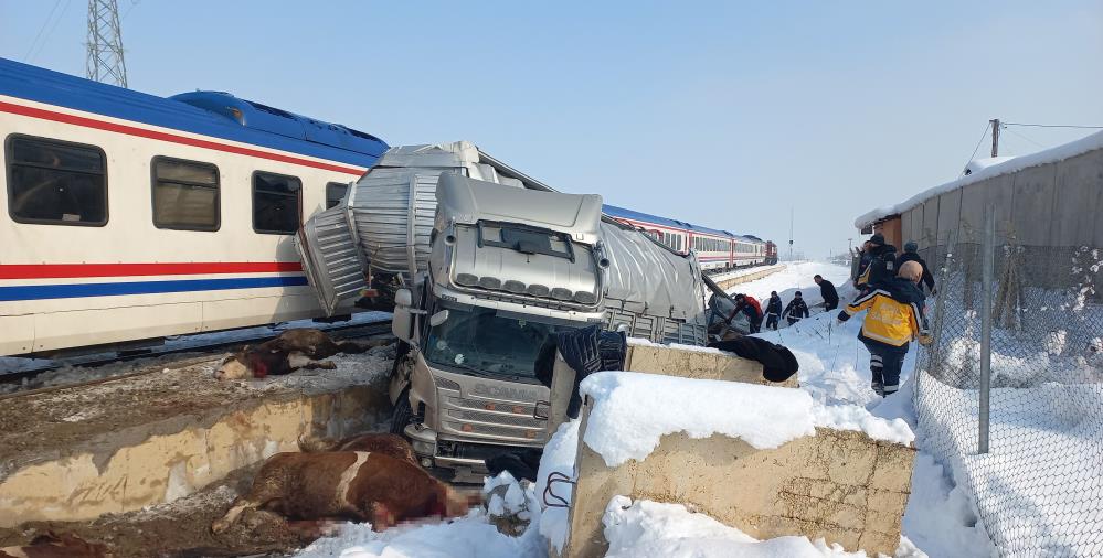 Feci tren kazası: Tıra tren çarptı ölü ve yaralılar var