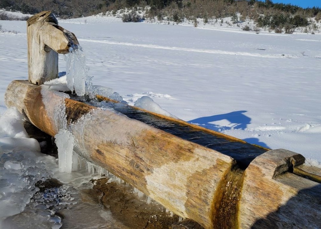 Doğa buzdan heykele döndü: Göletler ve ağaçlar buzla kaplandı!