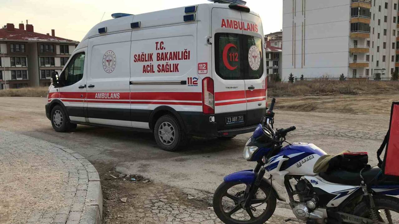 Sağlıkçı hastayı götürmek yerine ambulansı durdurup muhabire ‘çekemezsin’ dedi