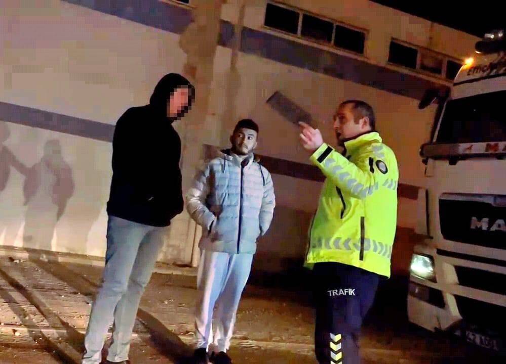Polisi görünce tırı bırakıp kaçan sürücü, taksiyle döndü