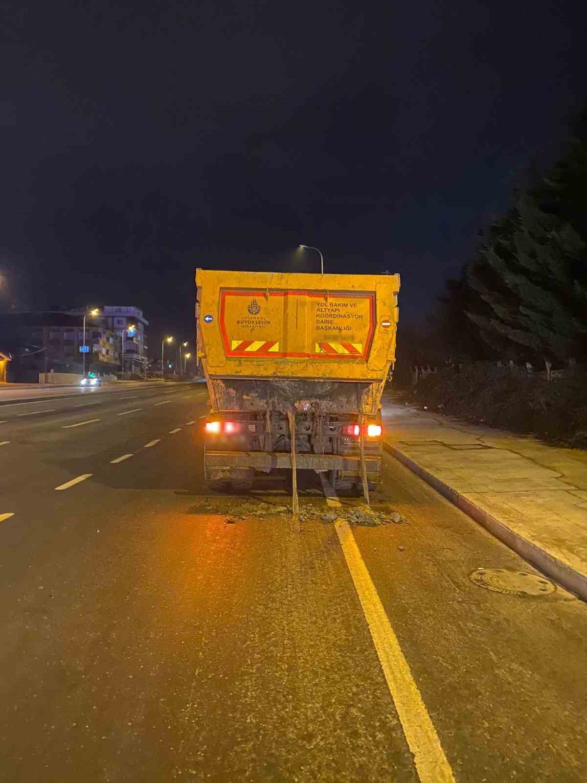 İBB'den Skandal: Hafriyat kamyonu yolu toprağa buladı