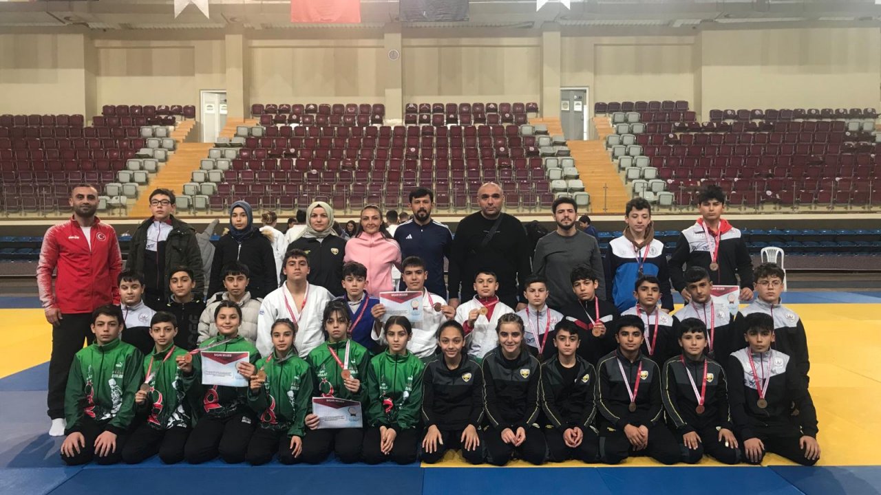Okul sporlarında judoda 18 madalya