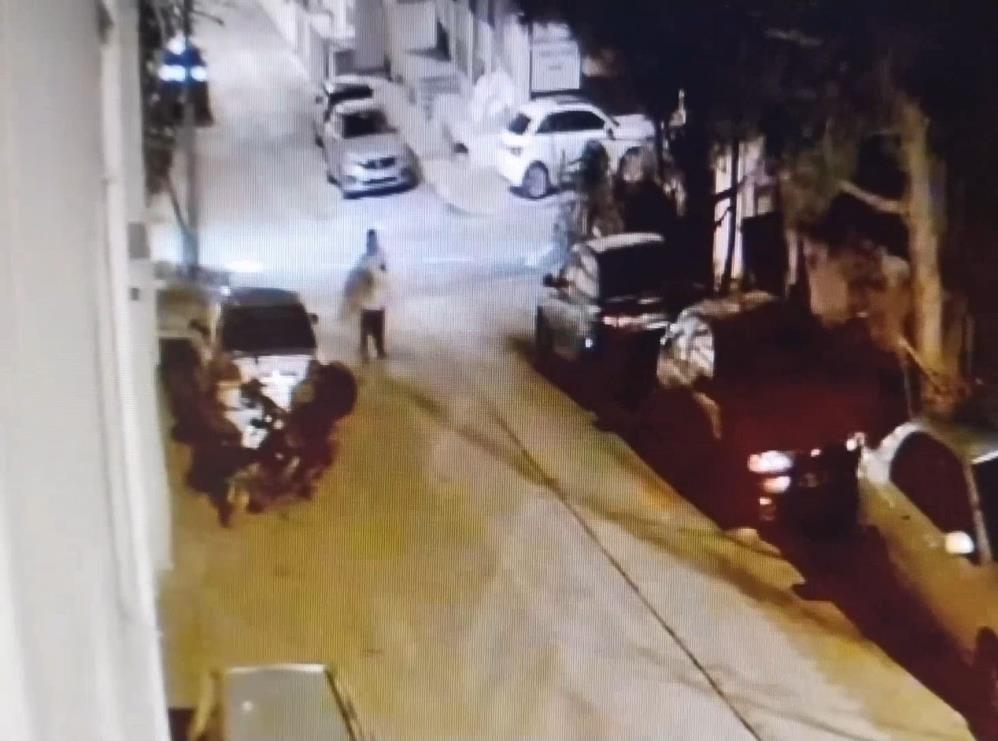 Ataşehir'de balkon hırsızlığı: Motosikletli halıları kaçırdı