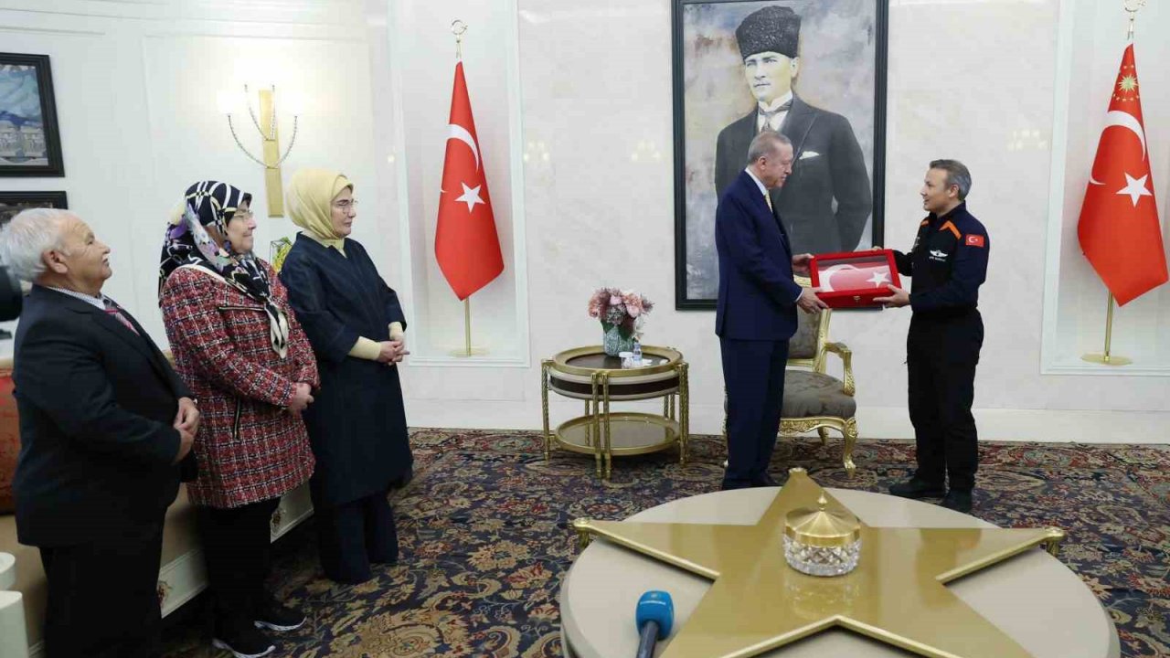 Cumhurbaşkanı Erdoğan,  Türkiye'ye dönen Alper Gezeravcı’yı kabul etti