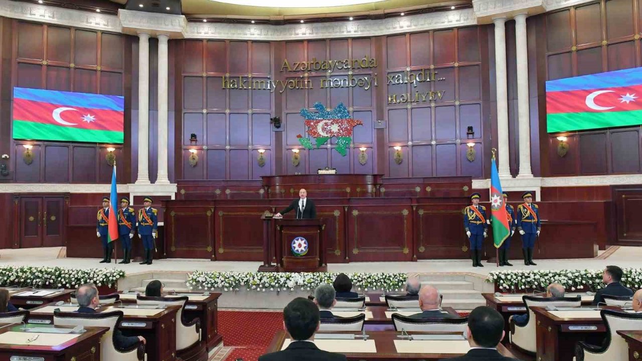İlham Aliyev Kur'an-ı Kerim"e el basarak yemin etti