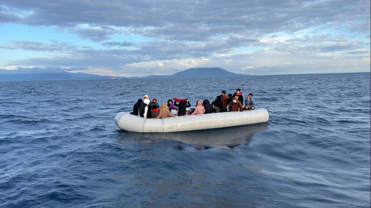 İzmir açıklarında 23’ü çocuk 43 göçmen kurtarıldı