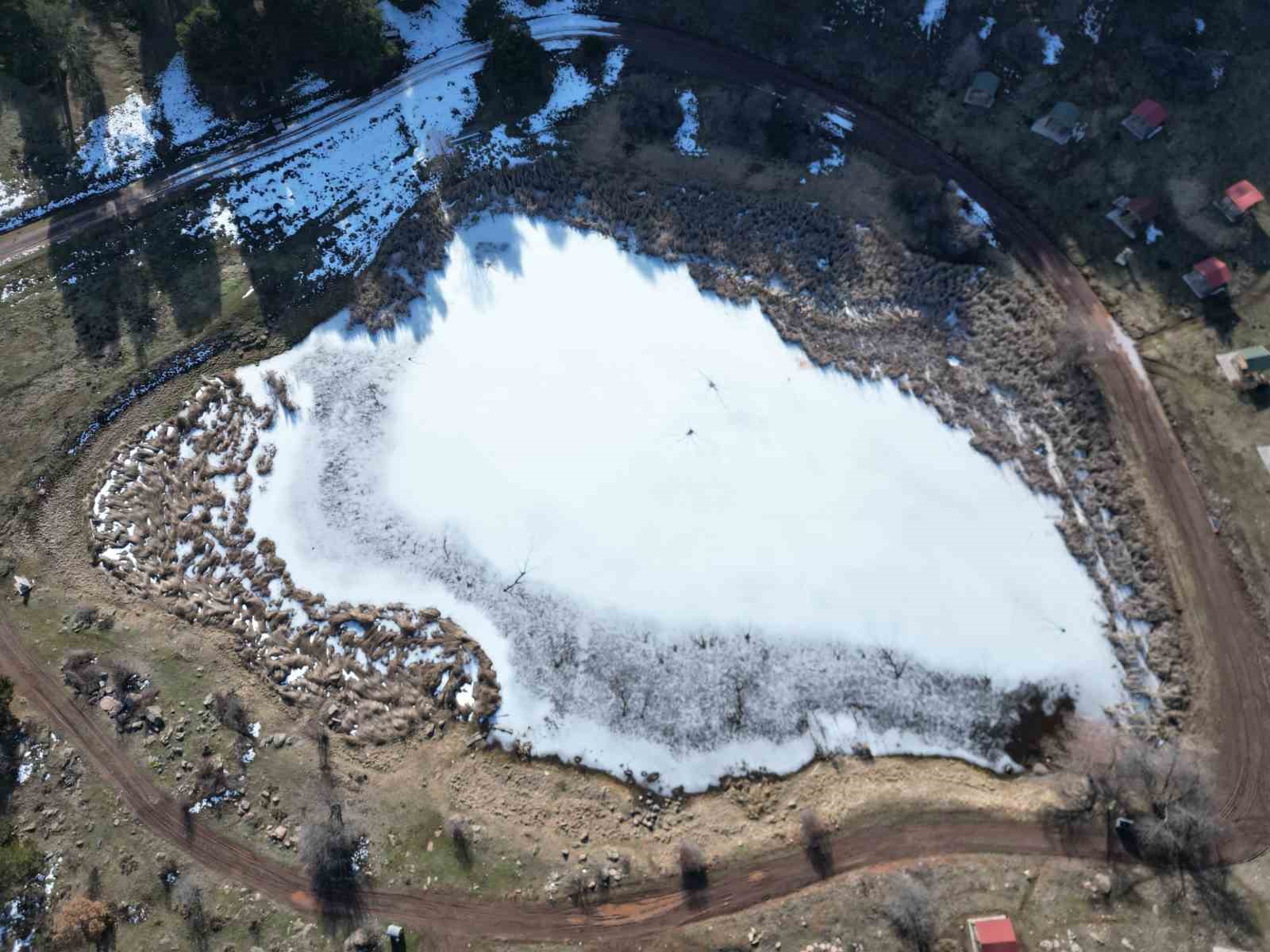 Kar yağmayan Sivas'ta göl buzla kaplandı: İşte görüntüler