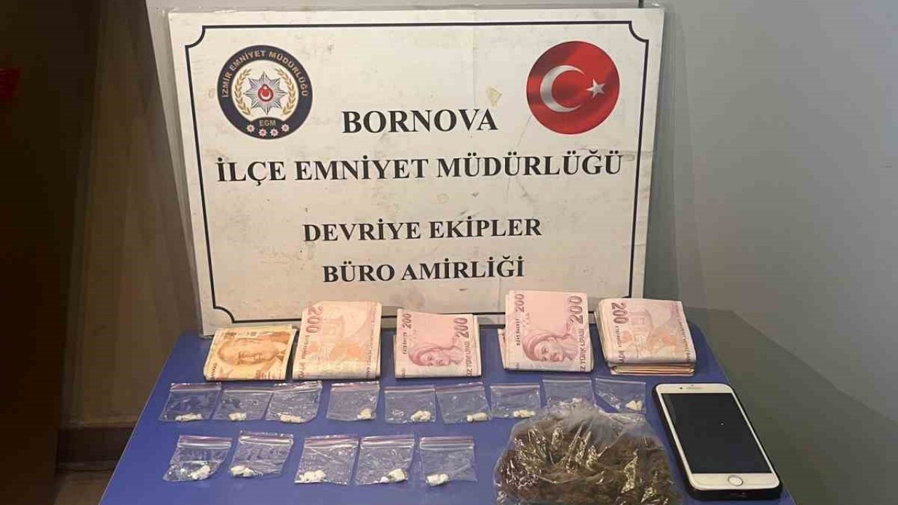 İzmir’de durdurulan bir araçta kokain ve binlerce lira çıktı
