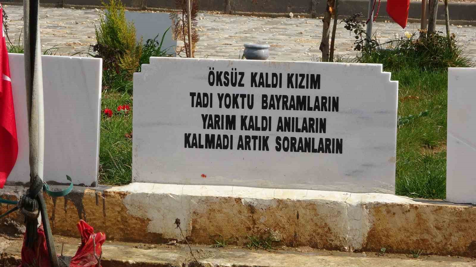 Depremde ölenlerin mezar taşlarındaki her bir yazı hüzne boğuyor