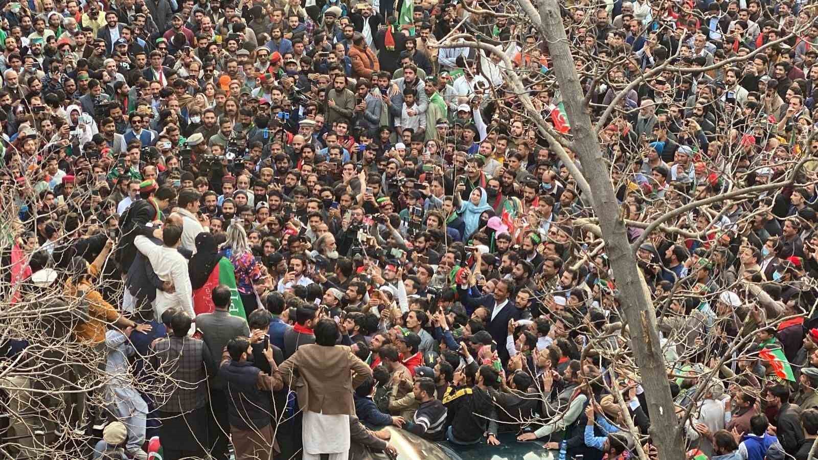 Pakistan’da Imran Khan destekçileri protestolarını sürdürüyor