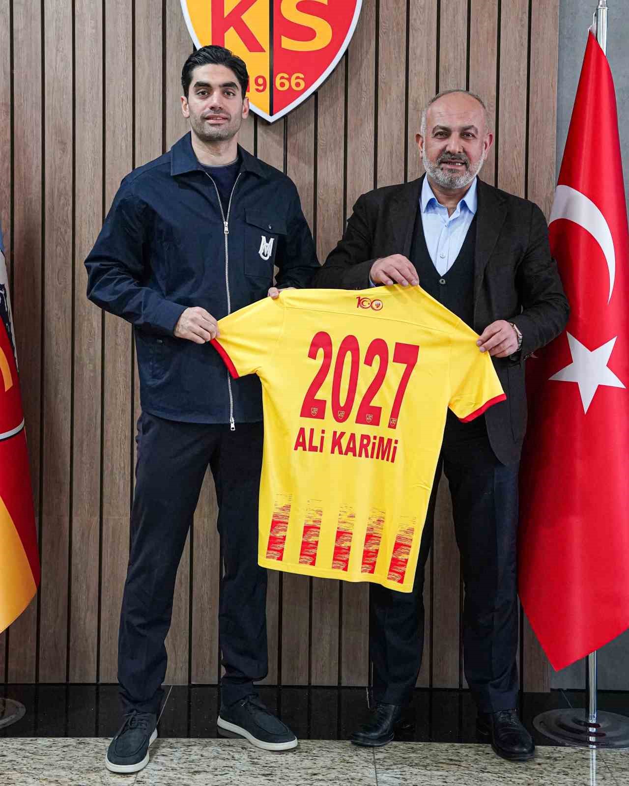 Ali Karimi 3 yıllık yeni sözleşmeye imza attı
