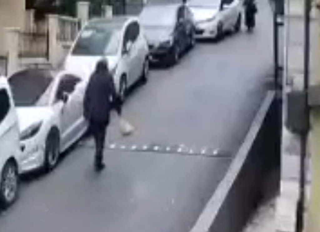 Feci kaza kamerada: Bir anda gaza fazla basan sürücü yaşlı kadını ezdi