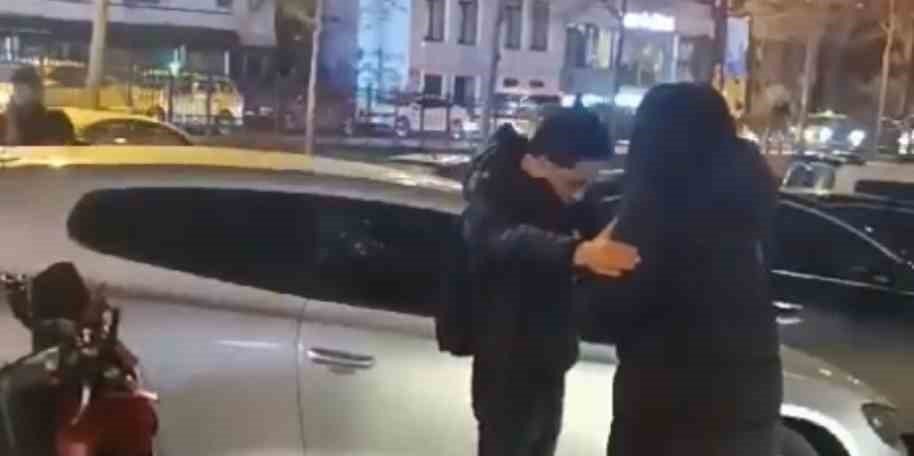 Beyoğlu'nda kadına laf attı ortalık karıştı (TIKLA&İZLE)