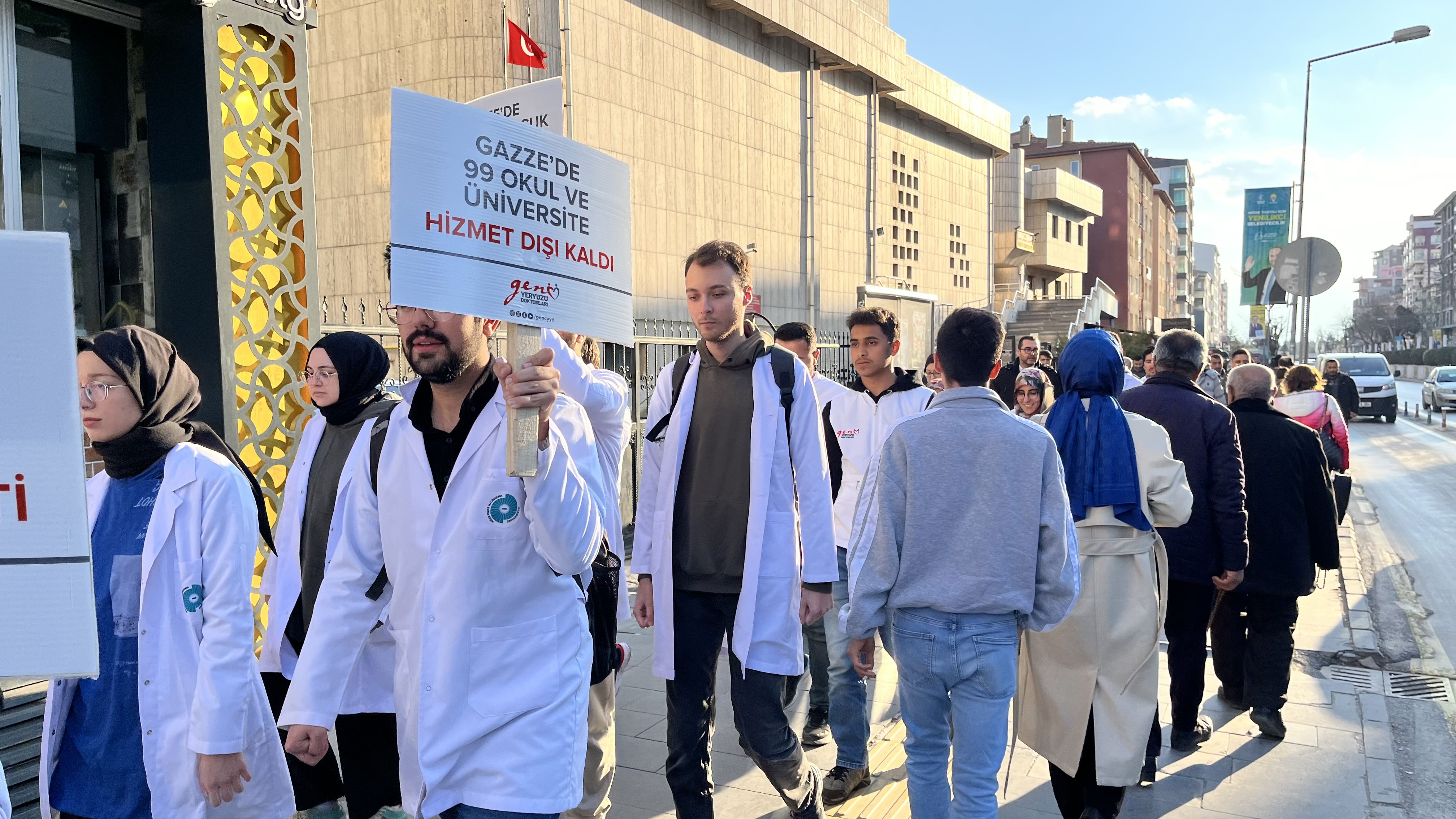 Genç Yeryüzü Doktorları Konya'da Gazze için sessiz yürüyüş yaptı