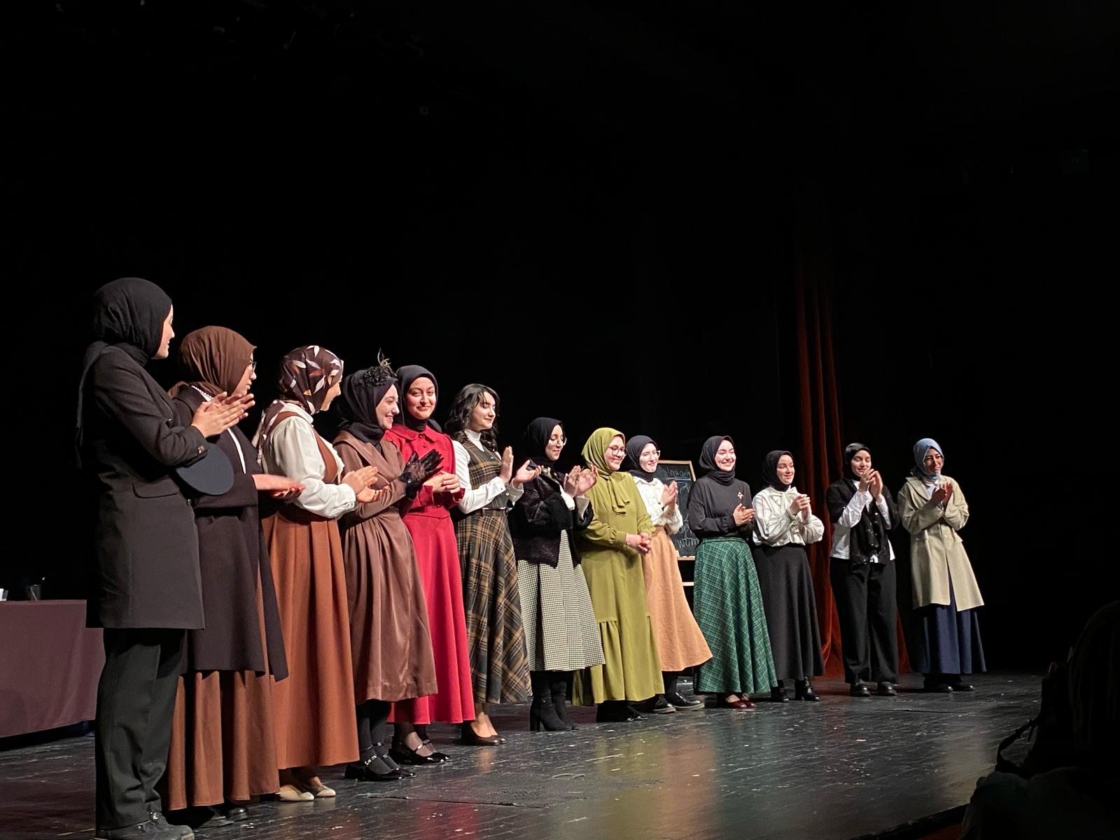 Konya'da öğrencilerden yabancı dilde tiyatro gösterisi