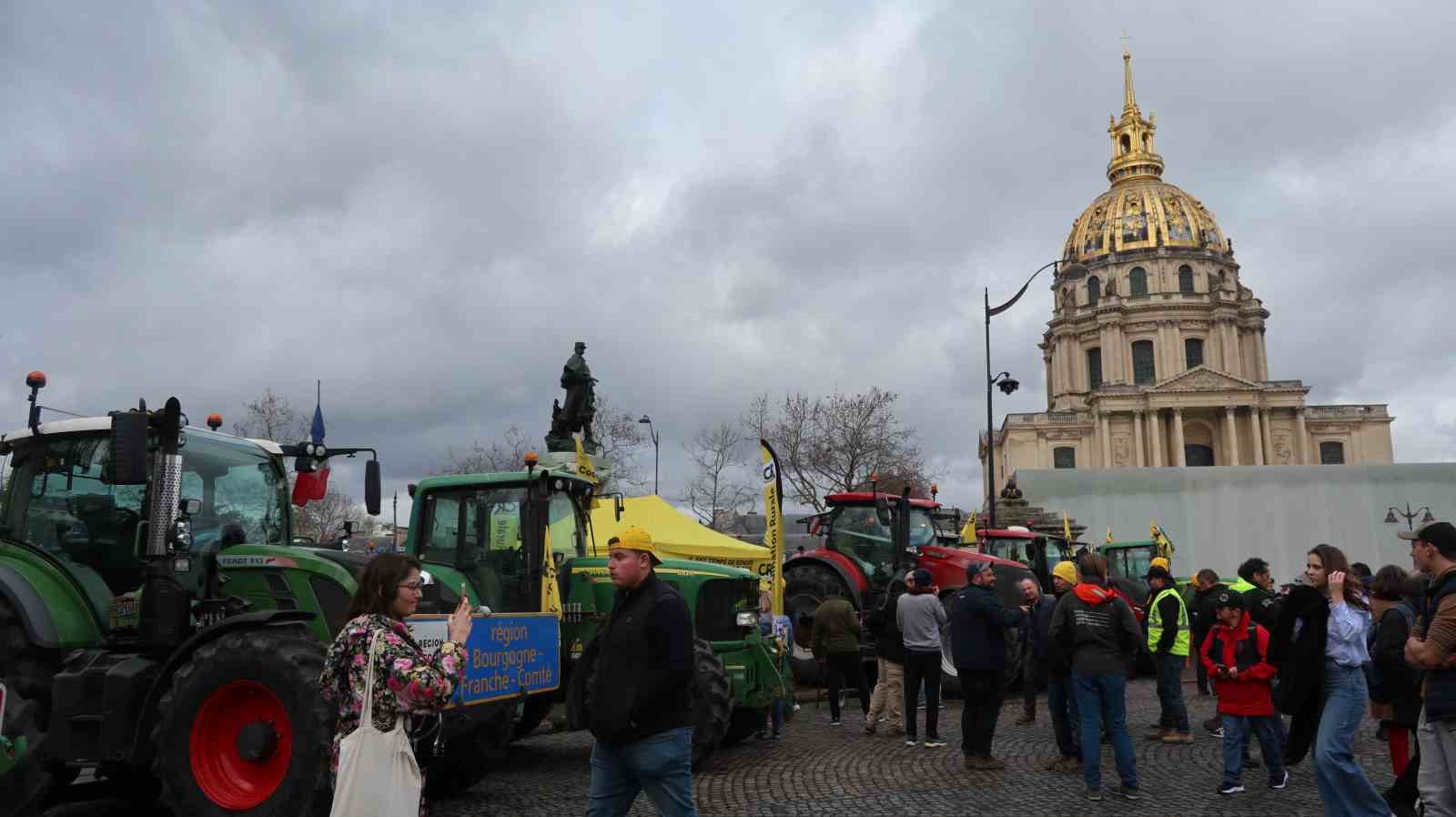 Fransa’da çiftçiler traktörleriyle yol kapattı