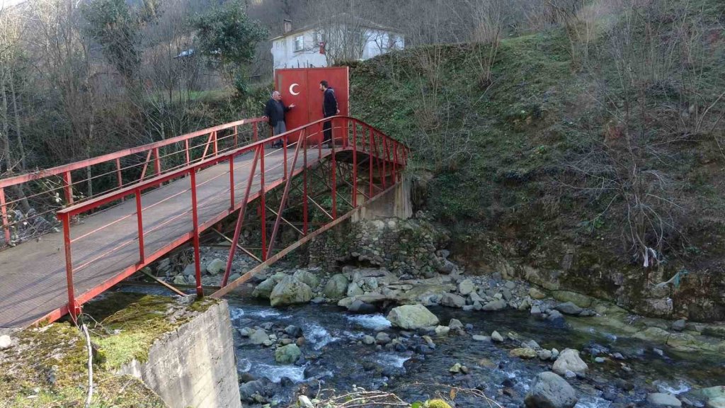 Köprüyü yaptırırken kimse destek vermeyince köprüye demir kapı yaptırıp kilit vurdu