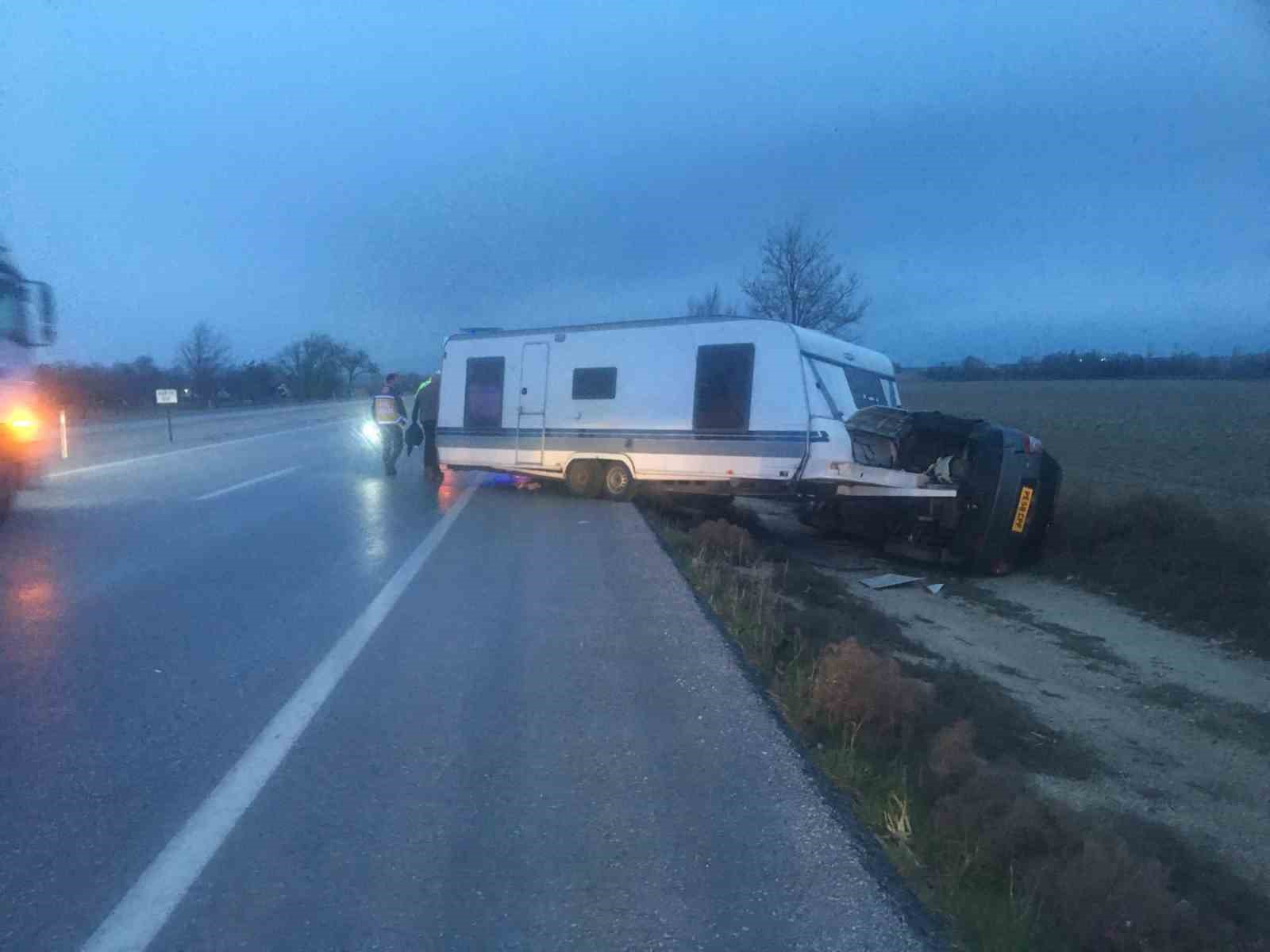 Konya'da karavan bağlı otomobil şarampole devrildi